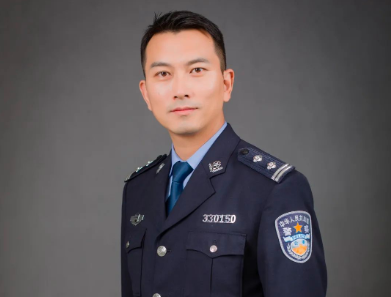 李俊,海口出入境邊檢總站四級高級警長,全國移民管理文聯影視專業委員