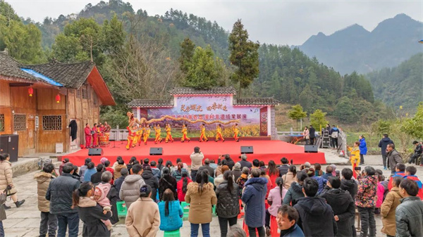 12月14日,咸丰县蛇盘溪村茶林堡广场上,锣鼓喧天,歌舞飞扬,"灵秀湖北